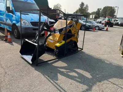 2025 AGT INDUSTRIAL MX-MZT14 GAS POWERED RUBBER TRACK RIDE ON MINI SKID STEER WITH ATTACHED 32in. BU...
