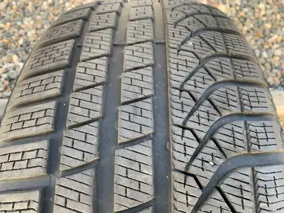 a nice Pirelli winter tire in great shape with tons of tread size 245/45/20 103V M S Pirelli Pzero W...