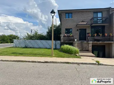Spacieux cottage 26 x 36 situé sur un coin de rue dans un prestigieux croissant du quartier ''Rivièr...