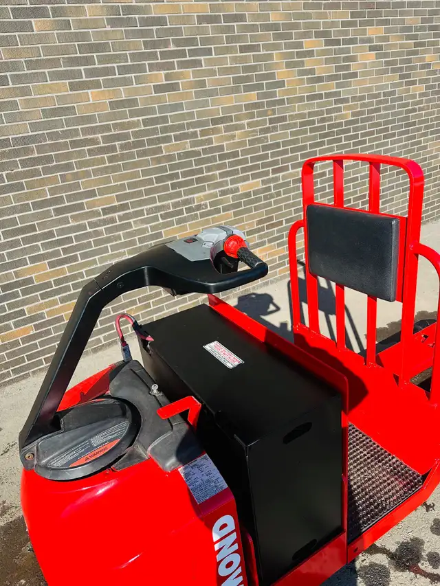 RAYMOND CENTER RIDER PALLETJACK FORKLIFT 6000LBS CAPACITY in Heavy Equipment in Mississauga / Peel Region - Image 5