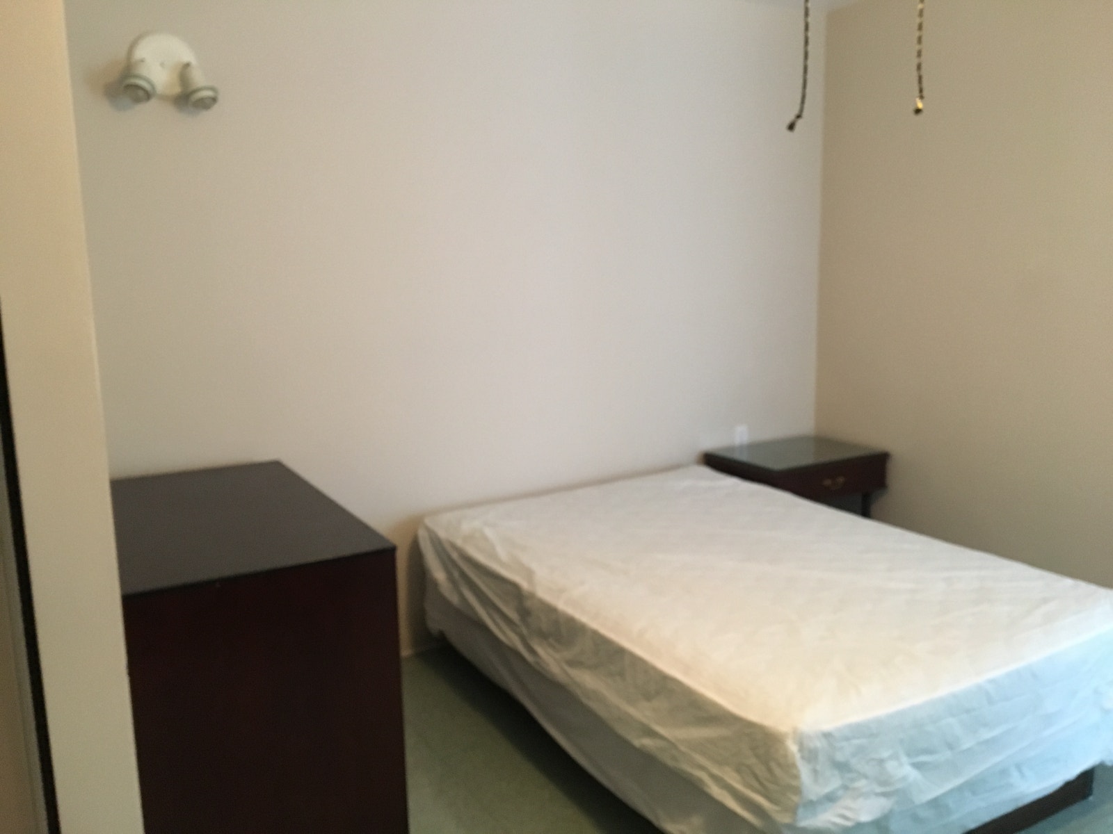 ***Montréal , chambre avec toilette partagée ou privée*** — photo 2