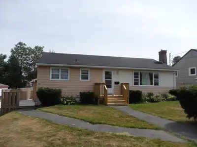 16-083 Lovely 3-bedroom home in Fairview