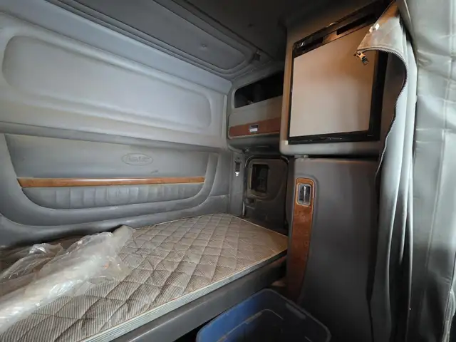 2012 PETERBILT 388 in Heavy Trucks in Saskatoon - Image 29