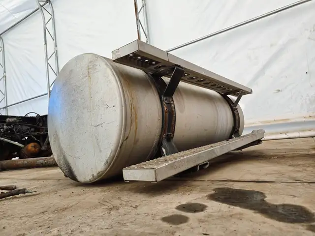 Freightliner Cascadia 125 Fuel Tank For Sale - Stock# FR-0804-18 in Heavy Equipment Parts & Accessories in Hamilton - Image 4