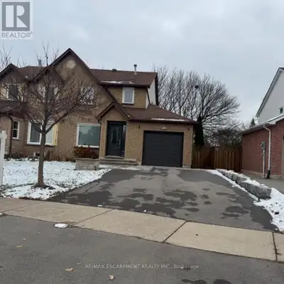 Private Pie Shaped Lot on a Quiet Cul-de-Sac in Sought after River Oaks- This Open Concept Semi Deta...