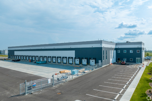 Warehouse Distribution Space For Lease or Sale dans Espaces commerciaux et bureaux à vendre  à Calgary