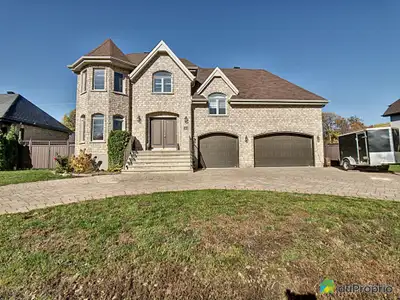 Superbe et spacieuse propriété de 4 chambres, 3 salles de bain, 2 salles d'eau possédant un garage t...