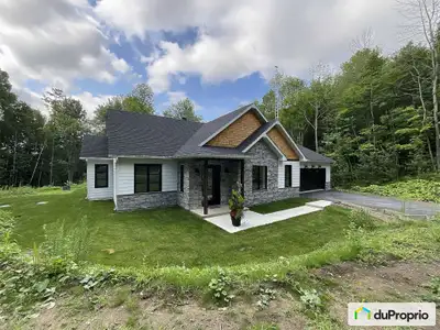 Magnifique plein pied avec plafond 9 pieds de hauteur. Faite toute en fox blocks remplis de béton, E...