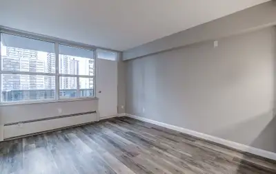 Bachelor Apartment for Rent - 88 Erskine Ave.