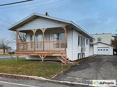 Pour investisseur, maison à revenu. 2 salles de bain. 5 chambres 1 cuisine, électromenagers inclus e...