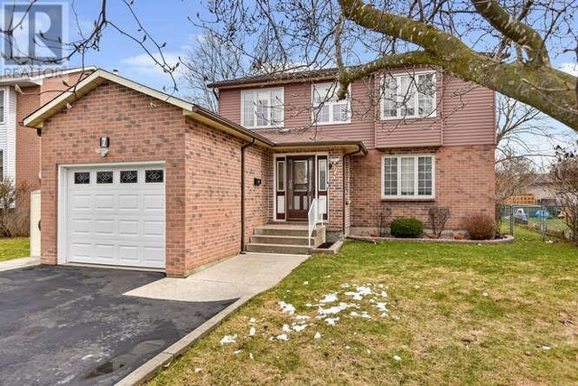 7 CAMBRIDGE CRESCENT Brockville, Ontario in Houses for Sale in Brockville - Image 2