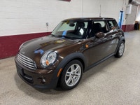 BROWN ON BLACK INTERIOR MINI COOPER WITH ONLY 73,335 KM OPTIONS: BLUETOOTH - HEATED SEATS - PANORAMI... (image 1)