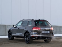 CARGET AUTOMOTIVE is thrilled to offer this 2017 Volkswagen Touareg Wolfsburg Edition, a premium mid... (image 8)
