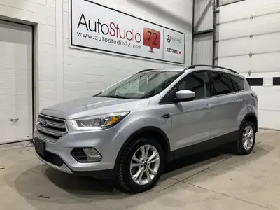 Le Ford Escape SE AWD 2017 offert chez AutoStudio 72 a une robe argent, un habitacle noir et 4 porte...