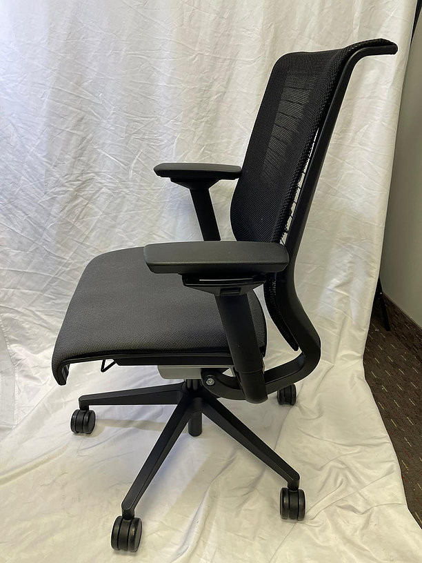 Steelcase Think V1 Chair-Excellent Condition-Call us now! in Chairs & Recliners in Mississauga / Peel Region - Image 2