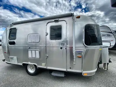 The International Signature 19 travel trailer by Airstream is ideal for a weekend getaway. To the ri...