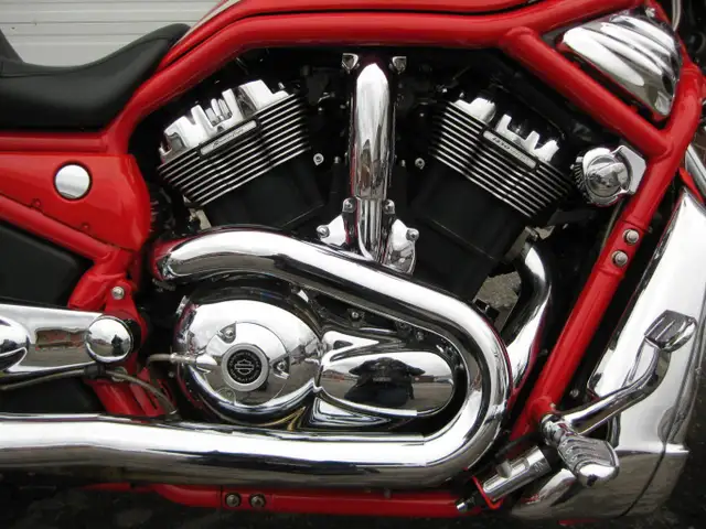 2006 Harley-Davidson CVO VRSCSE2 Screamin’ Eagle V-Rod in Street, Cruisers & Choppers in City of Toronto - Image 11