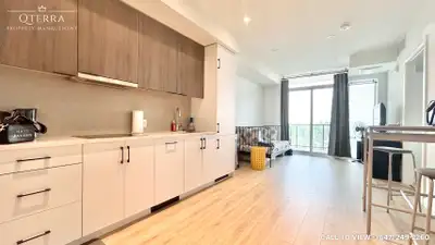 MODERN AND CHIC 2-BEDROOM CONDO WITH STUNNING CITY VIEWS