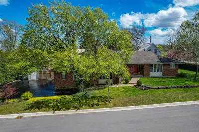 FOR SALE - SPRAWLING SIDESPLIT – ENDLESS POSSIBILITIES … Situated in picturesque Vineland, just minu...