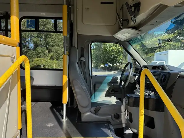 2016 Ford E-350 Econoline Super Duty 8 Passenger Wheelchair Acce in Heavy Trucks in City of Montréal - Image 15