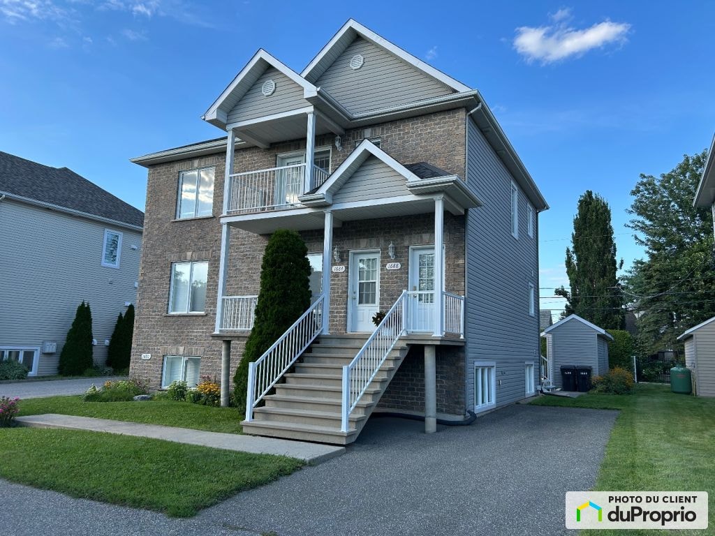 $813,000 - Triplex for sale in St-Hyacinthe — photo 1