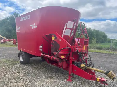 2015 TRIOLIET SOLOMIX-2-2400 VLH-C TMR FEED MIXER STOCK #A110720 2 SPEED GEAR BOX 847 CUBIC FEET CAP...