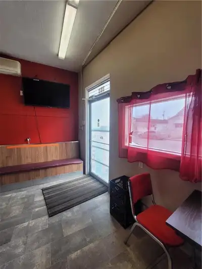 4A//Winnipeg/BUILDING & BUSINESS FOR SALE! Excellent opportunity to own a well-established business...