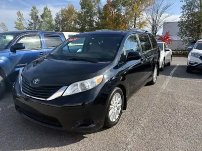 Ce Sienna est équipé de : Bluetooth, Cruise, Portes coulissante automatique, PRISE USB, sièges chauf...