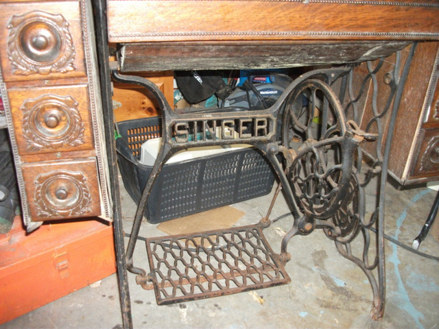 Vintage Singer 7 Drawer Sewing Machine in Arts & Collectibles in Belleville - Image 4