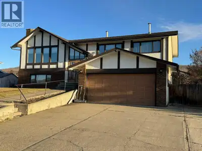 Welcome to this well-maintained 1979 bi-level home with stunning river views in the north end of Pea...