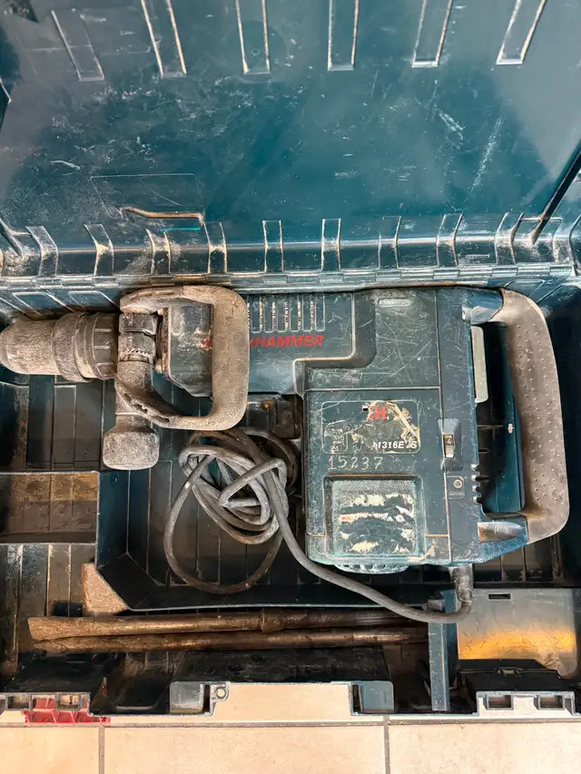 BOSCH 11316EVS SDS-Max Demolition Hammer in Power Tools in Hamilton - Image 3