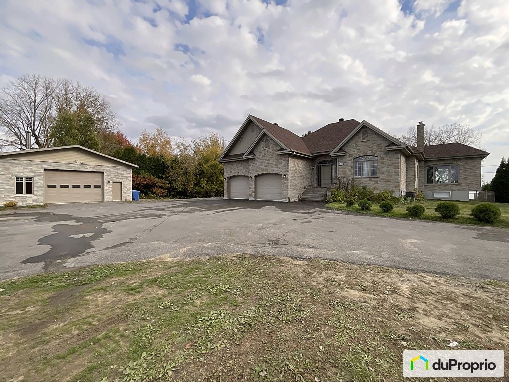 $940,000 - Bungalow in Trois-Rivières (Ste-Marthe-Du-Cap) — photo 1