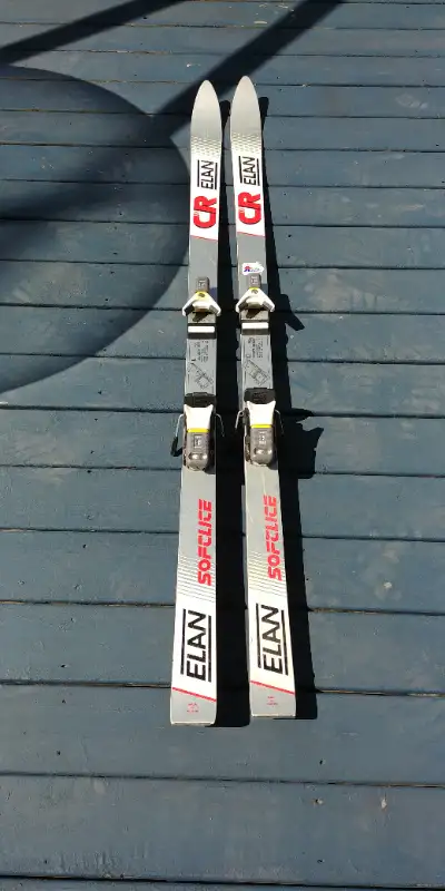 Ski alpin Elan Soflite de 168 cm de long à vendre. Fixations Look 49SP en bon état. Le prix est négo...