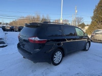 Ce Sienna est équipé de : Bluetooth, Cruise, Portes coulissante automatique, PRISE USB, sièges chauf... (image 2)