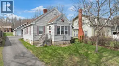 If you are looking for a nice-sized home in a historic neighbourhood with beautiful water and park v...