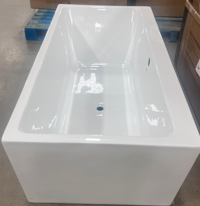 Bain autoportant acrylic blanc neuve 67” dans Plomberie, éviers, toilettes et bains  à Ville de Montréal