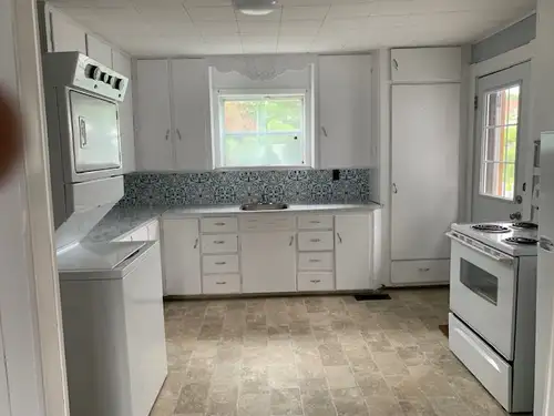 Large 2 bedroom for rent on York st all utilities included please call 5062928084