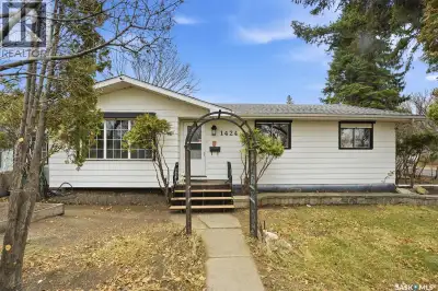 Renovated spacious Bungalow with 4+2 bedrooms and Den. New hardwood flooring, New bathroom, New base...