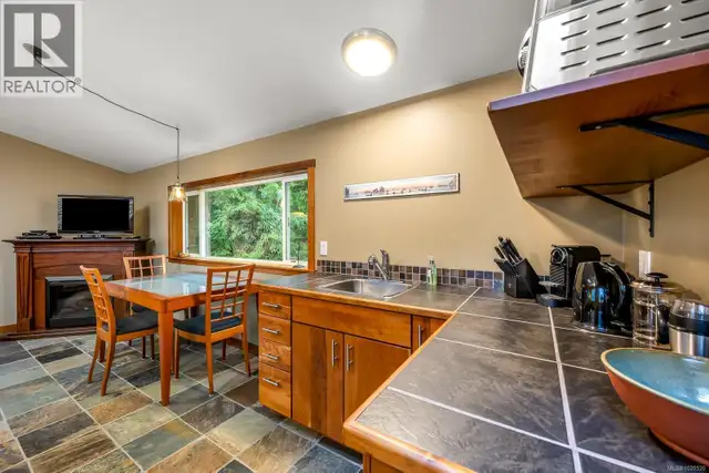 1590 Carrington Bay Rd Whaletown, British Columbia in Houses for Sale in Campbell River - Image 41