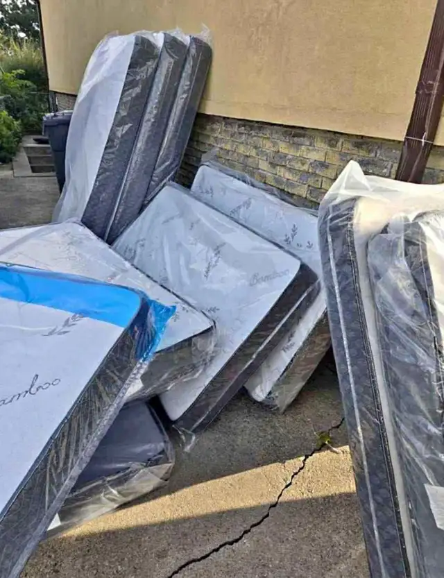 King Mattress : Twin Mattress | Full Mattress / Queen Mattress in Beds & Mattresses in Oshawa / Durham Region - Image 6