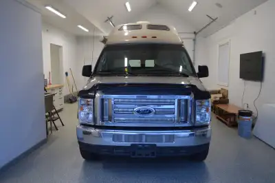 Location: Olds, AB Mileage: ~108,100 km Chassis: Ford Engine: 5.4L Triton V8 (gas) Length: 20 ft 4 i...