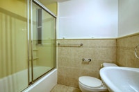 Akelius one bedroom apartment for rent. Located near Ave Van Horne in the Cote-des-Neiges neighborho... (image 5)