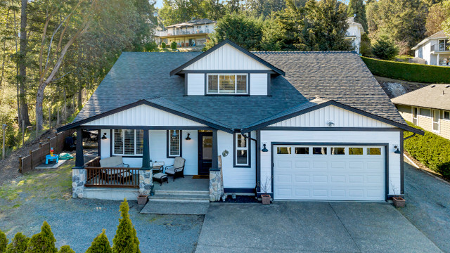 WONDERFULLY UPDATED FAMILY HOME IN THE PROPERTIES! in Houses for Sale in Cowichan Valley / Duncan