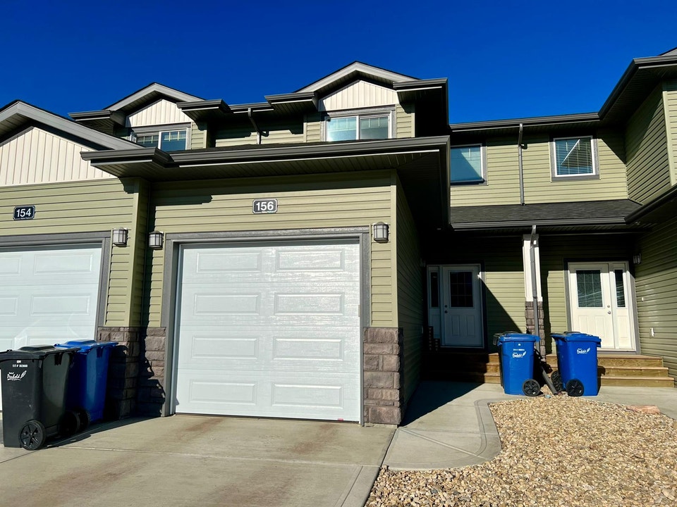 Stunning 3 Bed 2.5 Bath in Penhold! 1