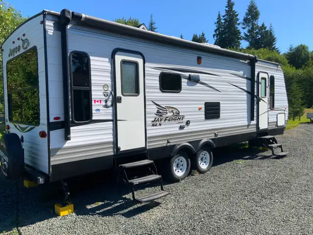 Jayco JayFlight 2017 SLX 265RLSW - $19,000 (Black Creek) in Travel Trailers & Campers in Comox / Courtenay / Cumberland - Image 3