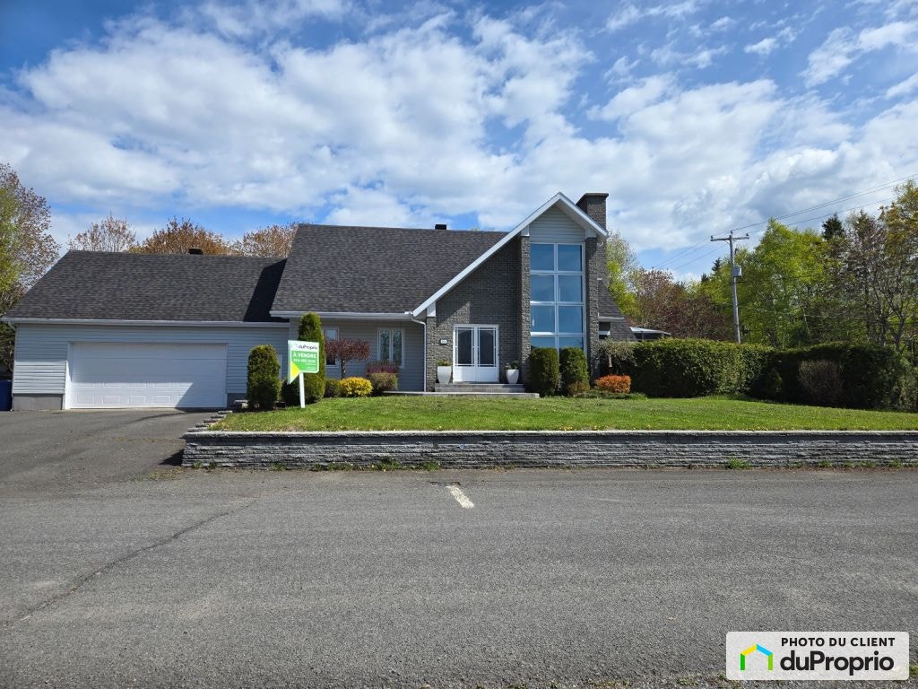 $695,000 - 2 Storey for sale in Métis-Sur-Mer — photo 1