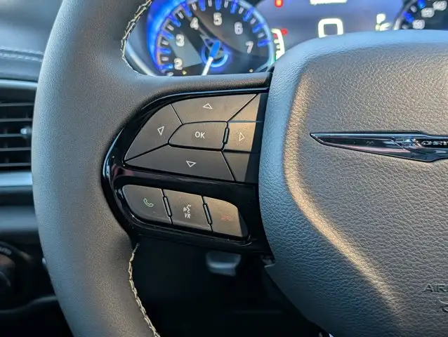 2026 Chrysler Pacifica Select in Cars & Trucks in Edmonton - Image 24