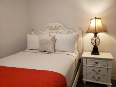 FURNISHED STUDIO STYLE MASTER ROOM NEAR EATON CENTRE, TORONTO.