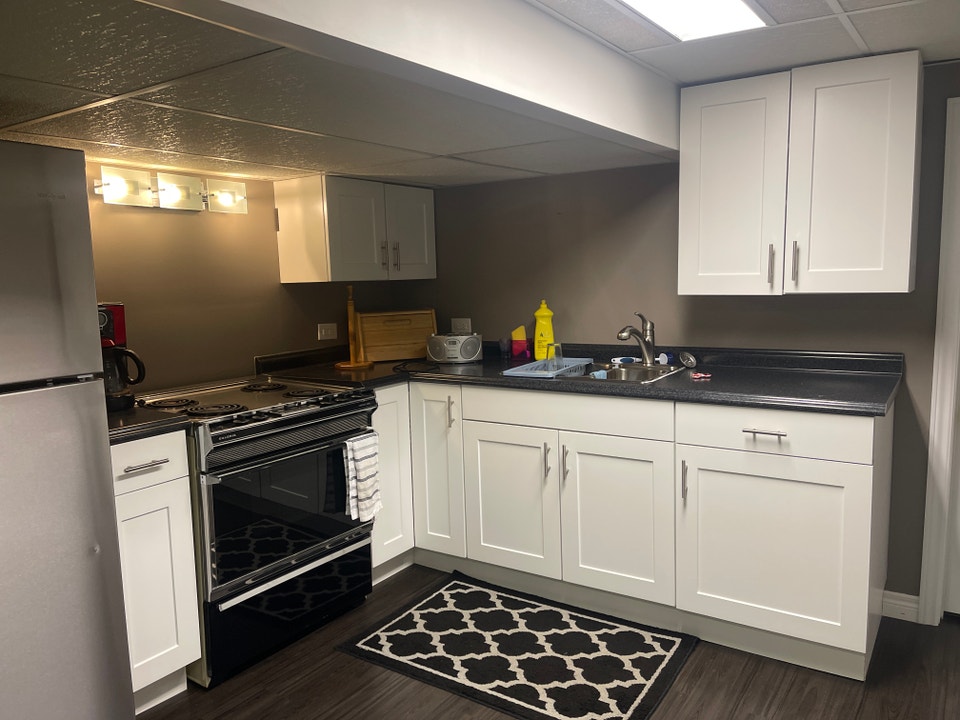 Beautiful One bedroom plus Den in a prestigious neighbourhood 3