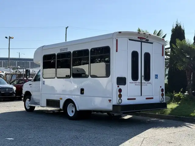 2016 Ford E-350 Econoline Super Duty 8 Passenger Wheelchair Acce in Heavy Trucks in City of Montréal - Image 8